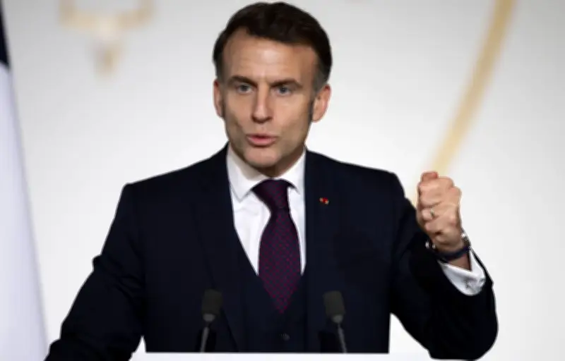 Macron qualifie LFI d'extrême gauche et dénonce l'antisémitisme émergent