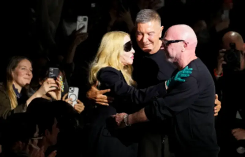 Madonna fait une entrée remarquée au défilé Dolce & Gabbana à Milan