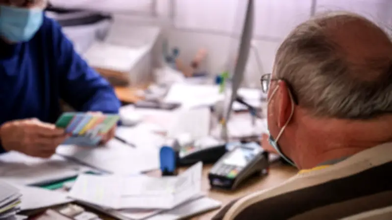 Maladie de Lapeyronie : comprendre et traiter la courbure du pénis après 50 ans