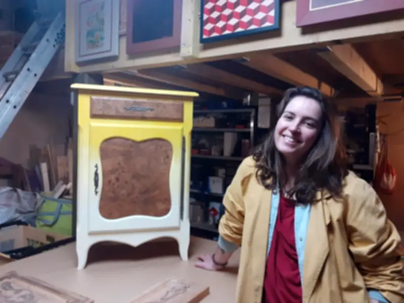 Manon Pichot, artisane d'art, redonne vie aux meubles anciens par le réemploi
