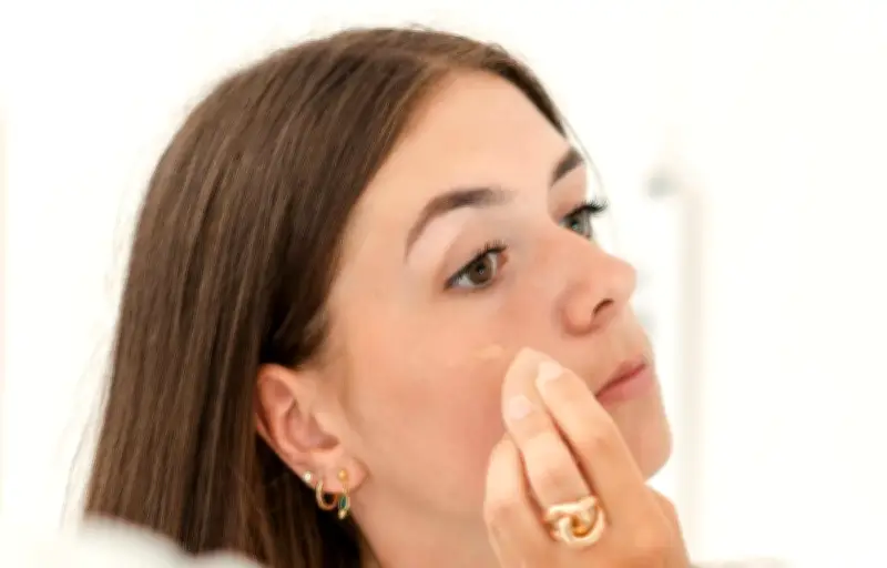 Maquillage et acné : la dermatologue démystifie le lien et donne ses conseils