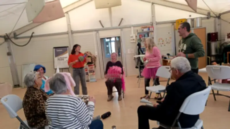 Mardi Gras festif à Odyssée : familles et séniors unis par les jeux et la musique