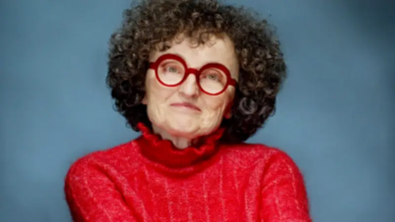 Marie-Hélène Lafon explore les liens familiaux et la crise agricole dans 'Hors champ'