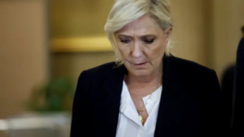 Marine Le Pen conditionne sa candidature de 2027 à l'absence de bracelet électronique