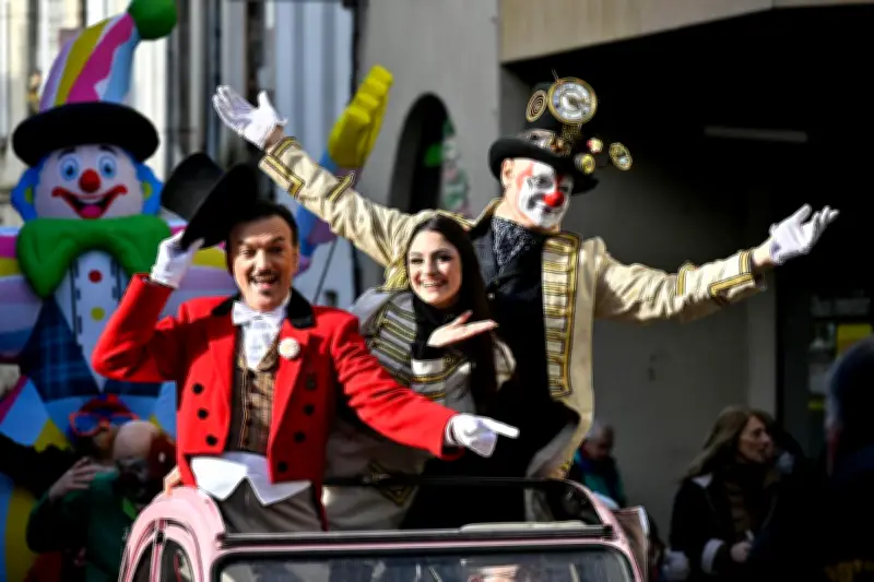 Marmande célèbre les 10 ans de Mondoclowns avec une parade festive et un hommage à Charlot