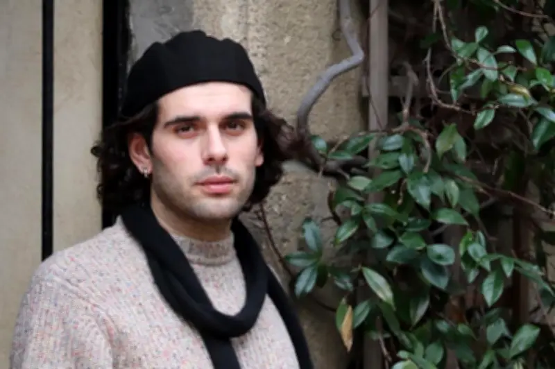 Marquis dézingue la Saint-Valentin avec son single puissant « Amour flingué »