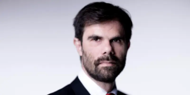 Mathieu Simonet explore le deuil et la vie dans 'Le Grain de beauté'