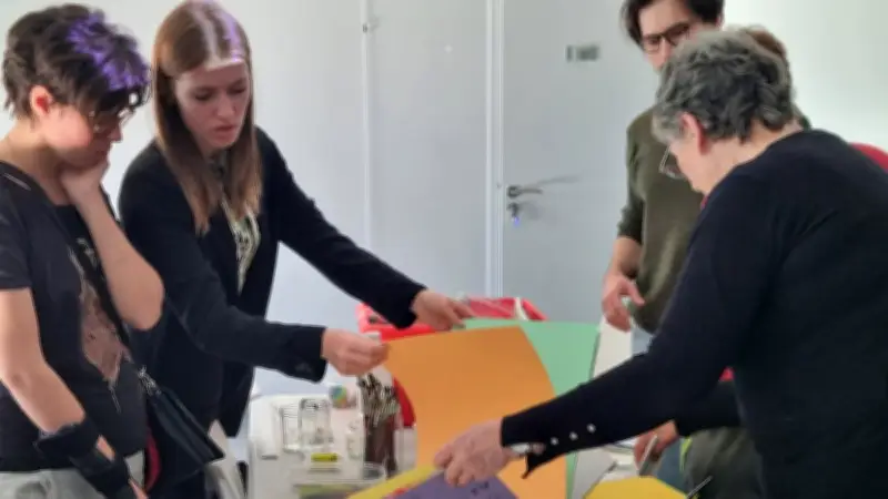 Matthieu de Malte anime un atelier collage artistique à Montpellier