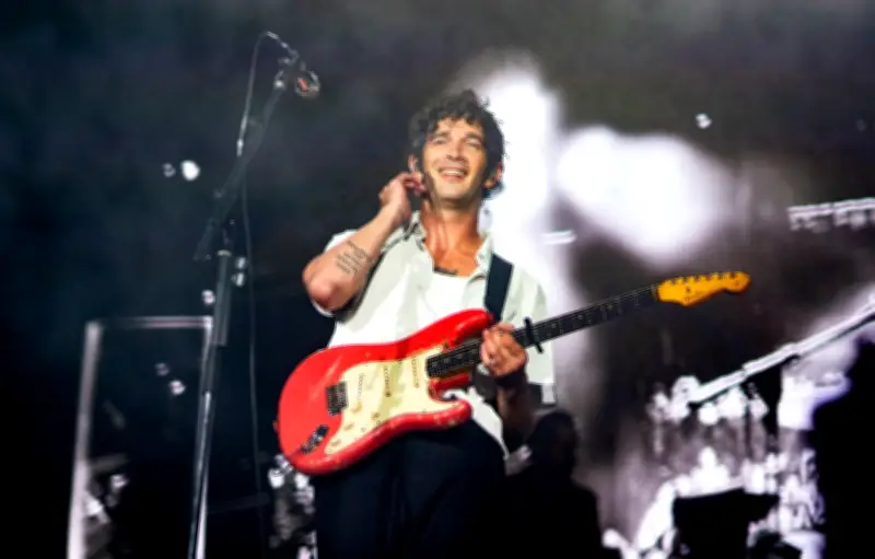 Matty Healy, le chanteur de The 1975, multiplie les bonnes actions et devient un héros des réseaux