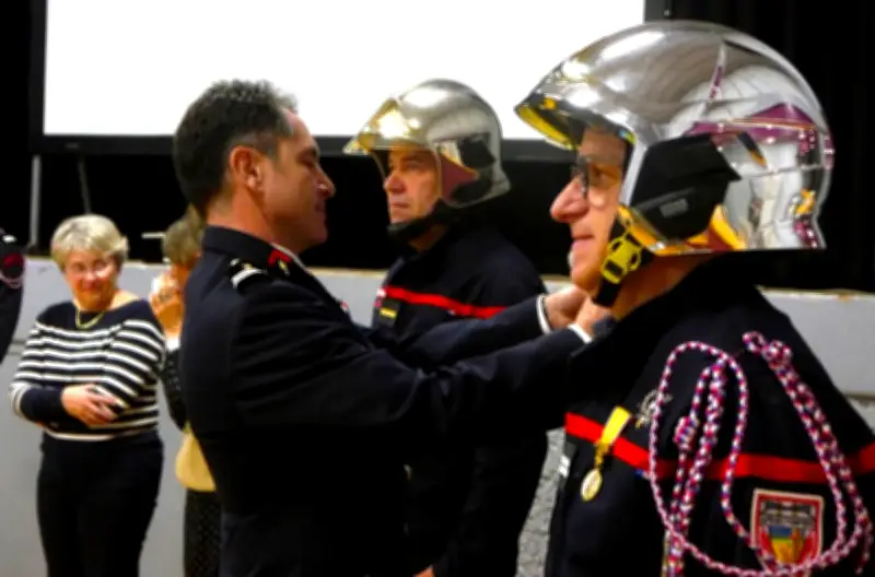 Médaille d'or pour le chef de centre des pompiers de Lesperon lors d'une Sainte-Barbe familiale