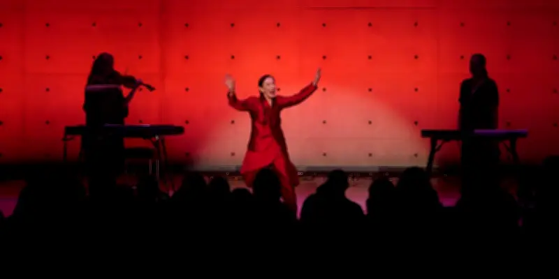 Meredith Monk enchante la Bourse de Commerce avec son minimalisme vocal