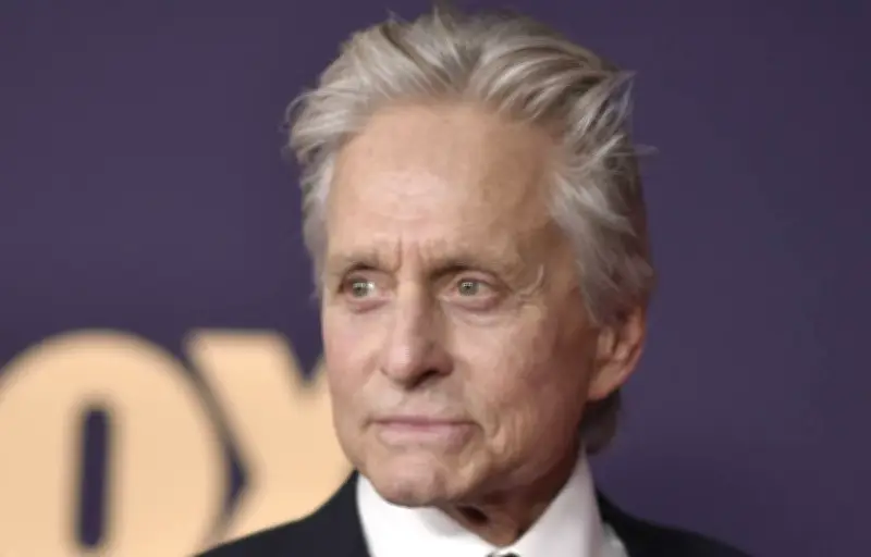 Michael Douglas publiera ses mémoires en 2026 : un récit « à vif et exhaustif »