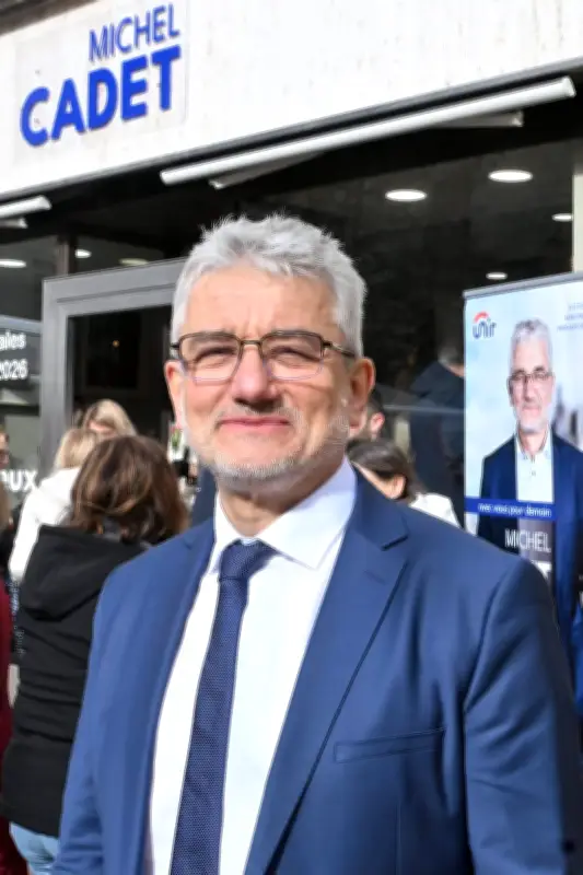 Michel Cadet inaugure sa permanence de campagne à Périgueux en plein marché