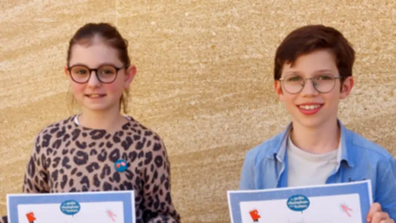 Mila et Aurel brillent au concours des Petits Champions de la lecture