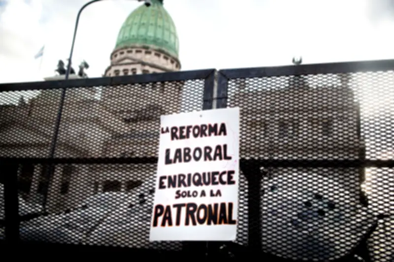 Milei lance une réforme historique du travail en Argentine pour combattre l'emploi informel