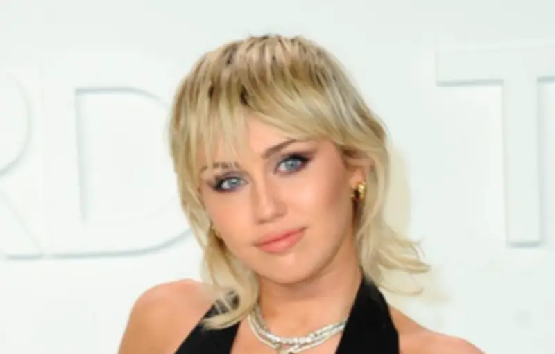 Miley Cyrus annonce un retour d'Hannah Montana pour les 20 ans de la série
