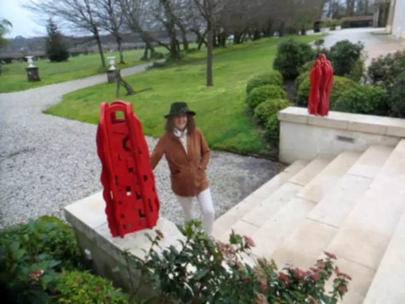 Mima expose ses sculptures en acier au château Latour-Martillac jusqu'au 16 avril