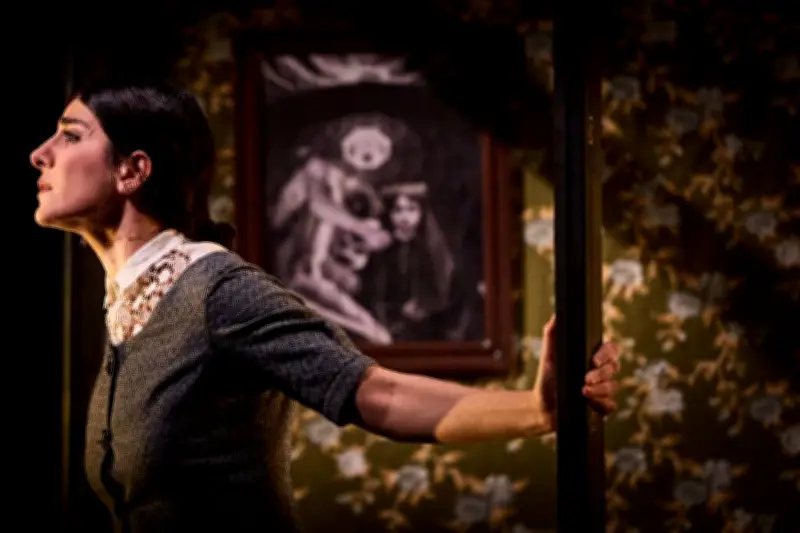 Mina Kavani illumine les Bouffes du Nord avec 'Ma maison est noire'