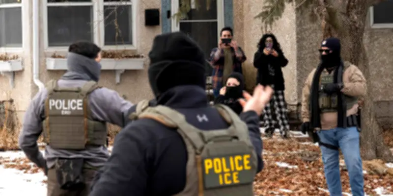 Minneapolis sous tension : les méthodes controversées de l'ICE dénoncées après des morts