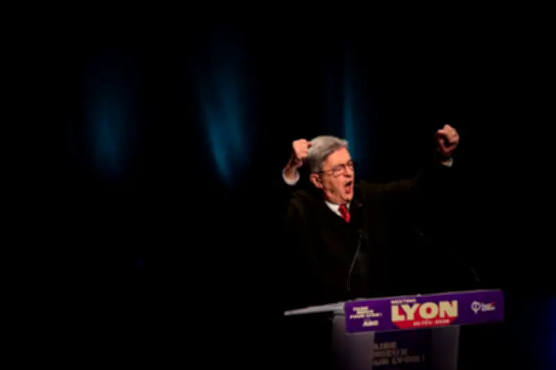 Mélenchon qualifie les médias de « croûtons » lors d'un meeting à Lyon