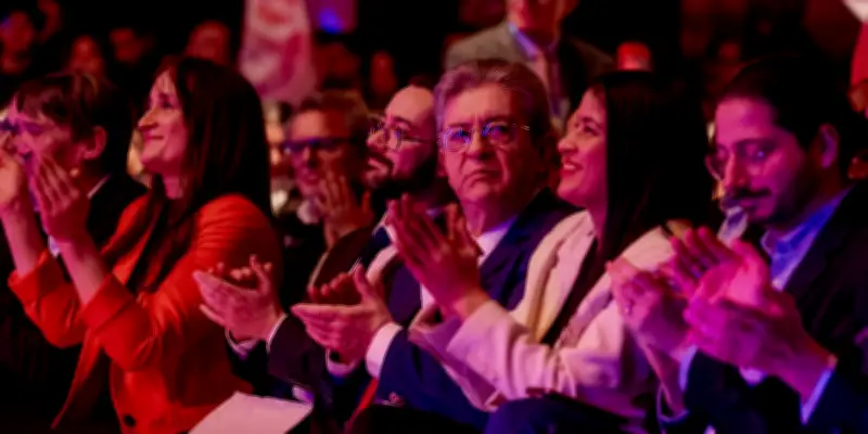 Mélenchon riposte aux critiques médiatiques lors d'une conférence exclusive