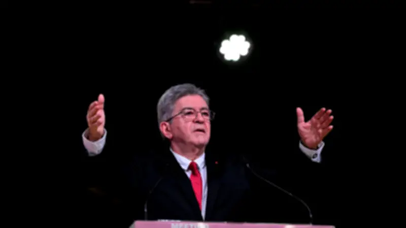 Mélenchon transforme la mort d'un militant en tribune politique lors d'un meeting