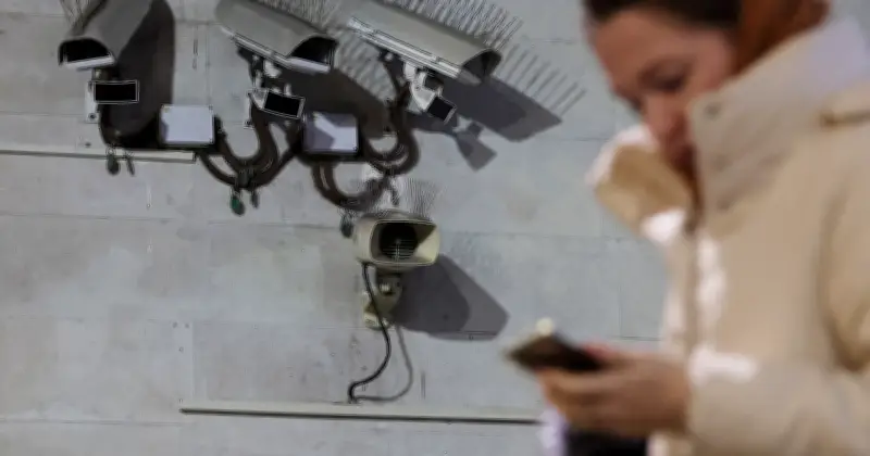 Mode anti-surveillance : quand les vêtements brouillent les IA et les caméras