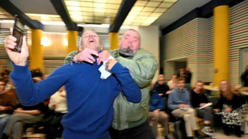 Montpellier 2026 : expulsion violente d'un candidat antivax lors d'un débat vélo