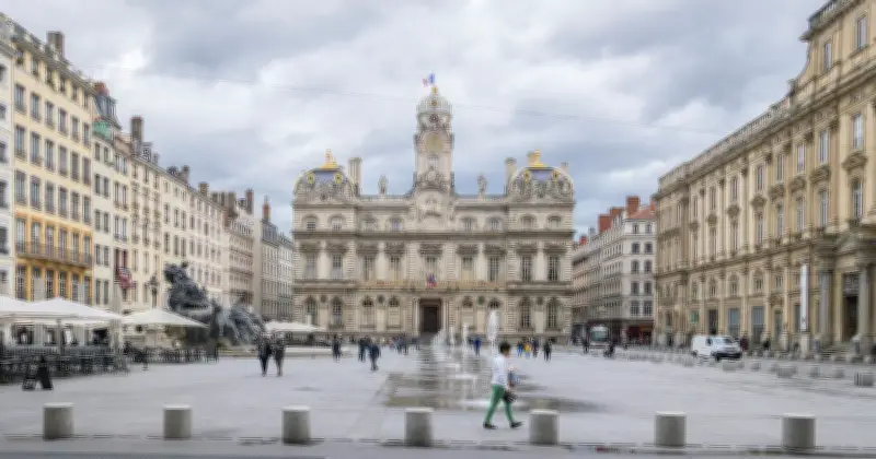 Mort d'un militant à Lyon : Macron appelle au calme, enquête ouverte sur des coups mortels