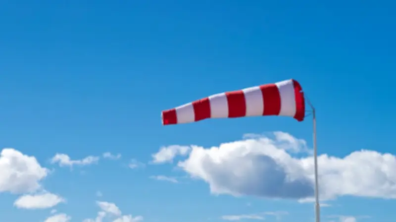 Météo : vent violent en Occitanie et neige dans le Nord, vigilance orange activée