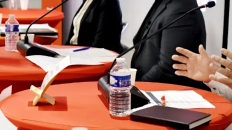 Municipales 2026 : l'idée de débats publics divise à Frontignan et Poussan
