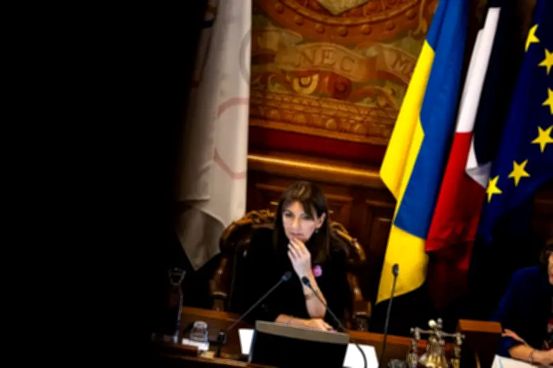 Municipales à Paris : entre Grégoire et Dati, l'ombre d'Hidalgo plane sur la campagne