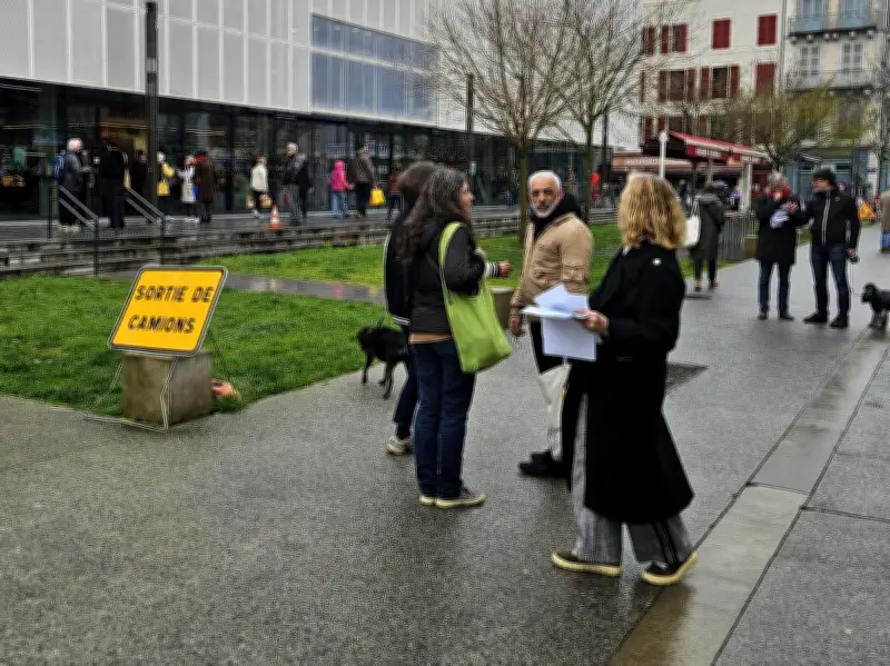 Municipales à Pau : la course aux voix s'intensifie sur les marchés