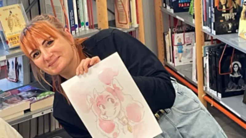 Myrtille Tournefeuille anime un atelier de dessin pour enfants à Millau