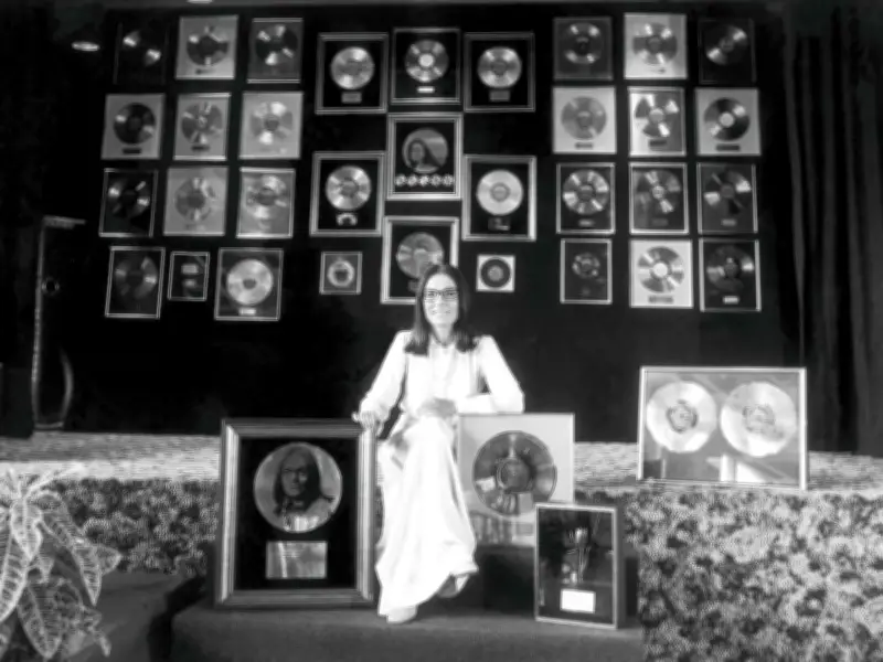 Nana Mouskouri : l'icône de la chanson se confie sur sa carrière et ses combats