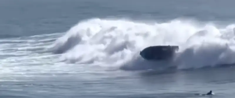 Naufrage en Californie : une famille sauvée in extremis par des surfeurs héroïques
