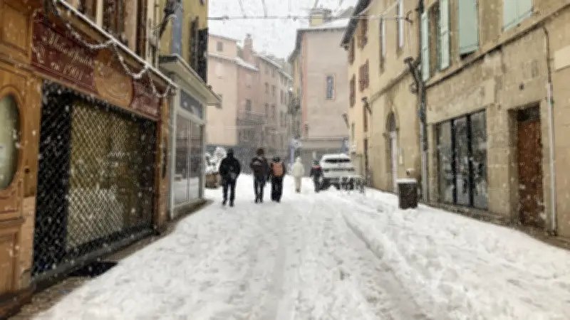 Neige et crues : près de 30 départements en alerte orange, deux en rouge ce dimanche