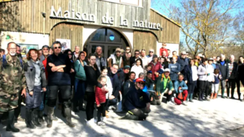 Nettoyage réussi au Méjean : un bateau échoué parmi les déchets collectés