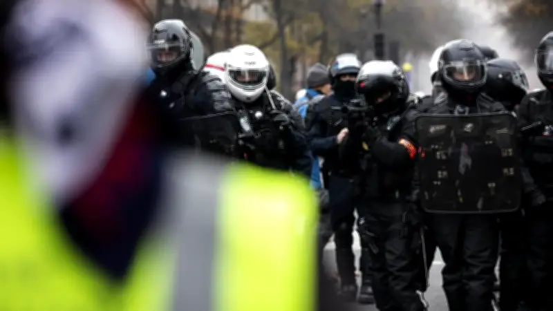 Neuf CRS jugés pour violences dans un Burger King lors des Gilets jaunes