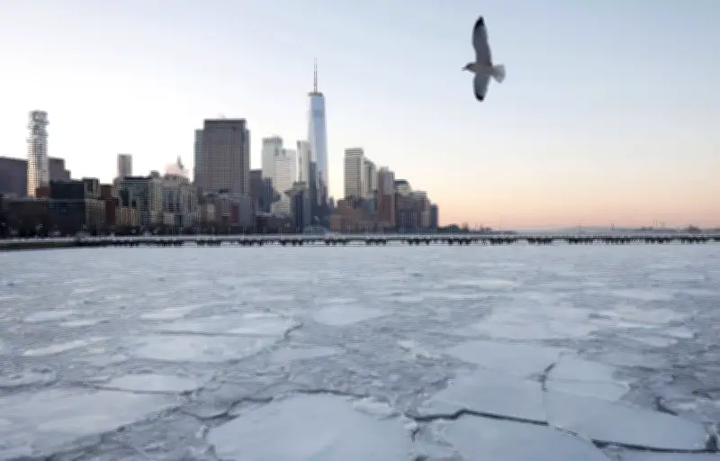 New York paralysée par une tempête de neige historique : état d'urgence et interdiction de circuler