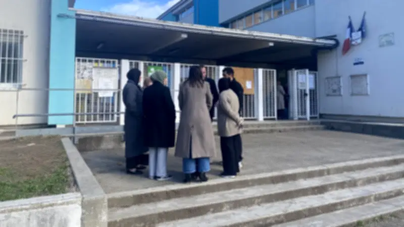 Nîmes : deuil et colère après la mort d'un enfant écrasé devant l'école Paul-Langevin