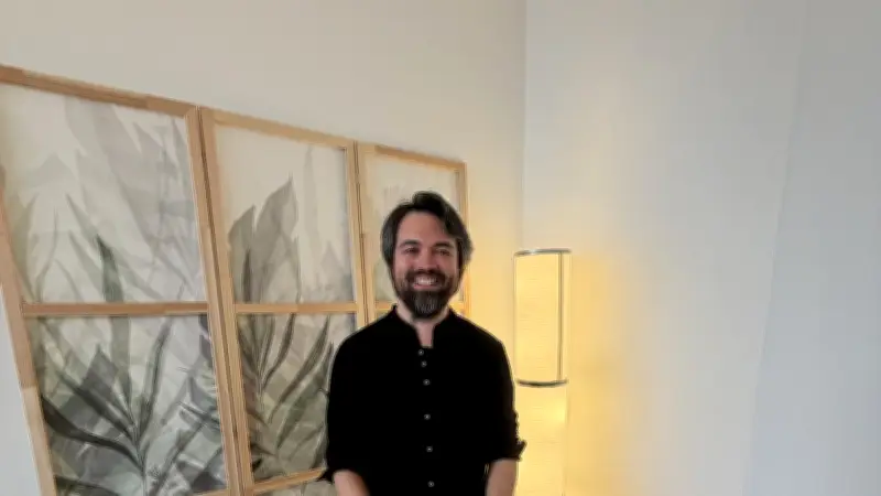 À Nîmes, Steve Maché enseigne l'art de la posture pour retrouver l'équilibre corporel