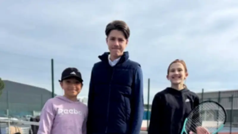 Noa Chouchan Verrecchia, 15 ans, devient arbitre de chaise au club de tennis de Redessan