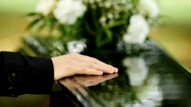 Obsèques inaccessibles : une mère endeuillée confrontée à une facture de 6 000 euros
