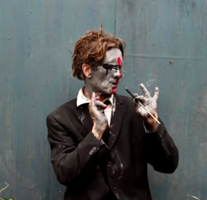 Olivier de Sagazan sculpte la glaise avec majesté dans une exposition captivante