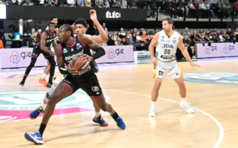 Ousman Krubally, à 37 ans, rayonne en Betclic Élite avec le Boulazac Basket Dordogne