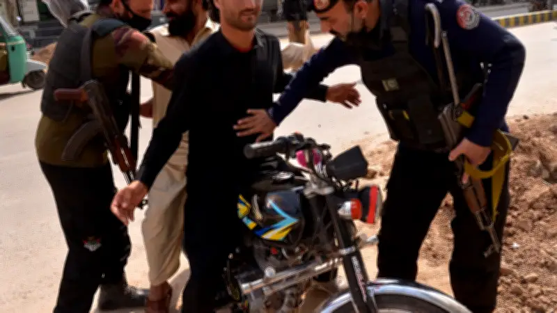 Pakistan et Afghanistan en 'guerre ouverte' : Islamabad bombarde Kaboul et Kandahar