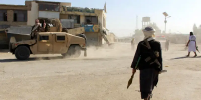 Pakistan frappe l'Afghanistan après attentats-suicides, tensions frontalières exacerbées