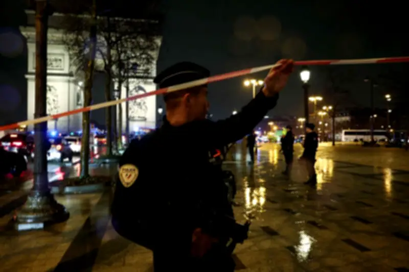 Paris : un homme blessé après une menace au couteau sous l'Arc de Triomphe, le parquet antiterroriste saisi