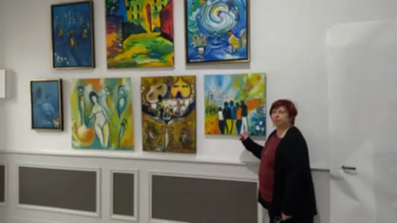 Patricia Goud expose ses toiles vibrantes au Tribunal des Arts de Saint-Affrique